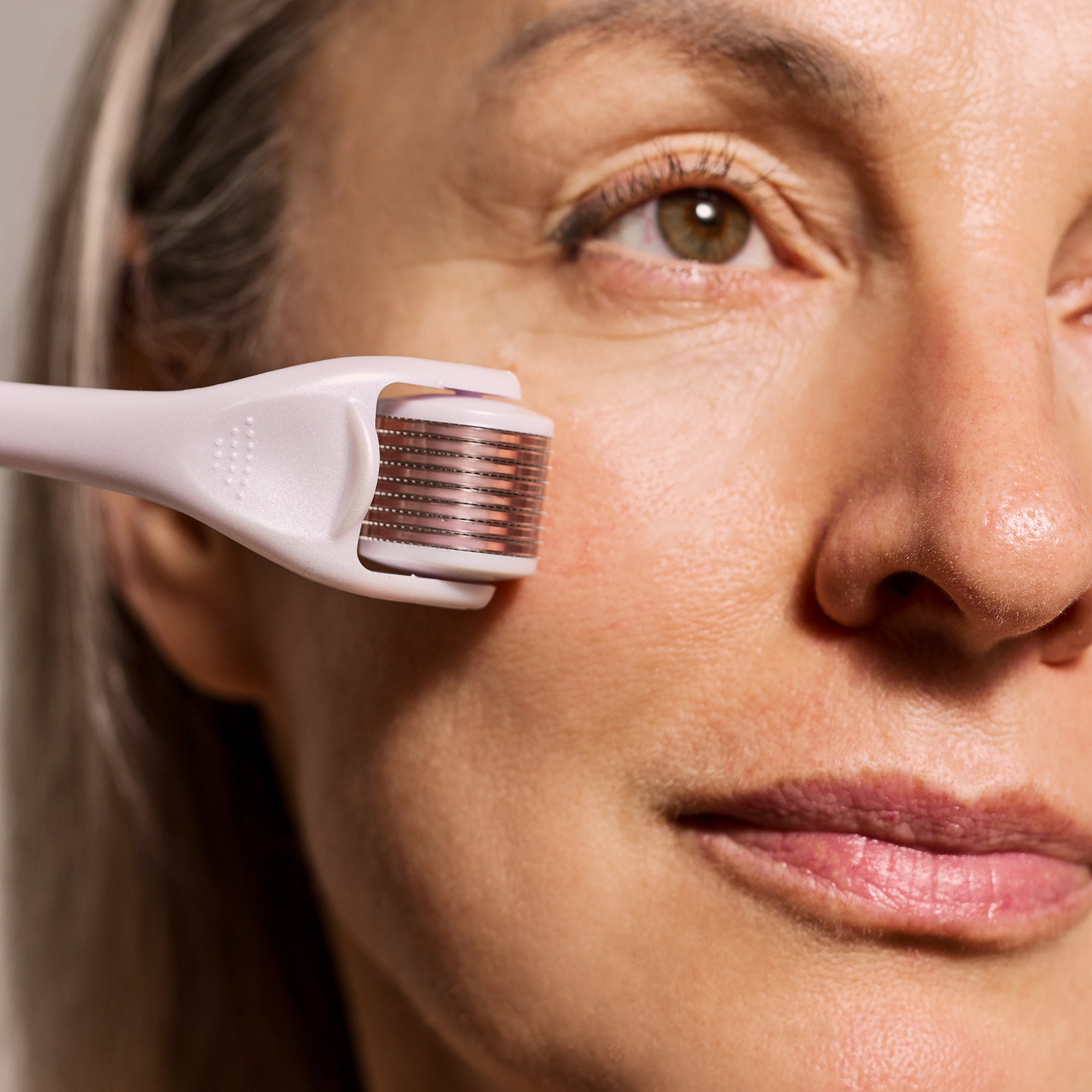 microneedling device to boost collagen and improve skin elasticity by boosting skin's natural healing process